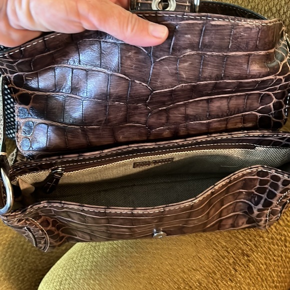 Dooney and Bourke leather shoulder bag - Picture 2 of 3